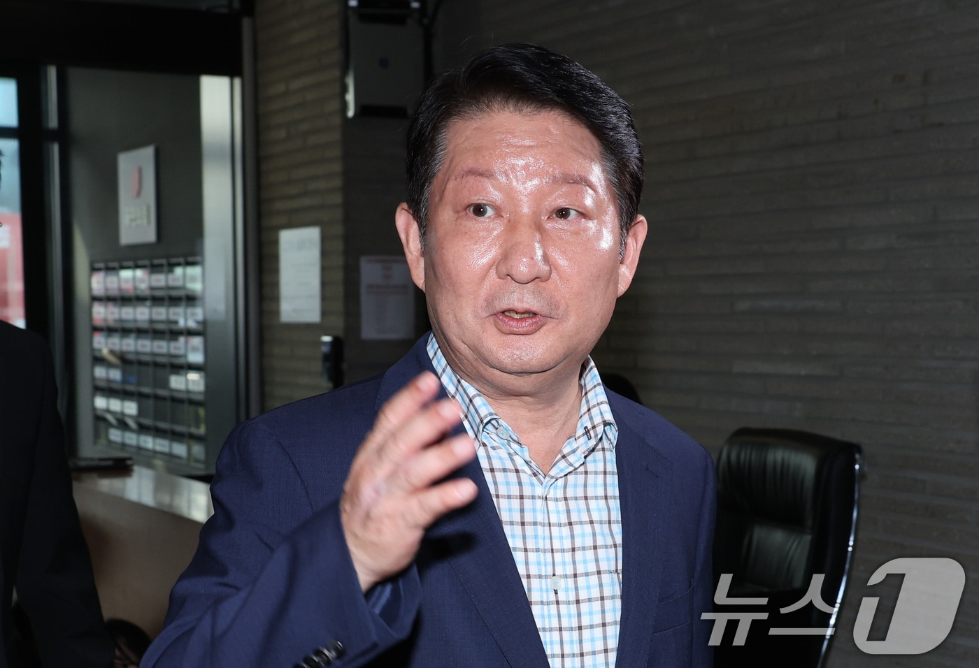 권영진 국민의힘 의원이 18일 서울 여의도 국민의힘 당사에서 열린 중앙윤리위원회에 출석하고 있다. 2026.8.18 ⓒ 뉴스1 신웅수 기자