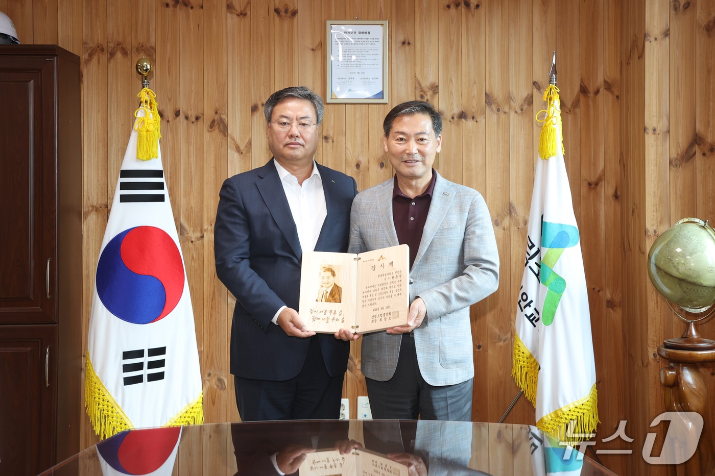 18일 배정영 산림조합중앙회 진안교육원장(왼쪽)이 전춘성 진안군수에게 감사패를 전달하고 있다.(진안군제공. 재판매 및 DB금지)2026.8.18/뉴스1