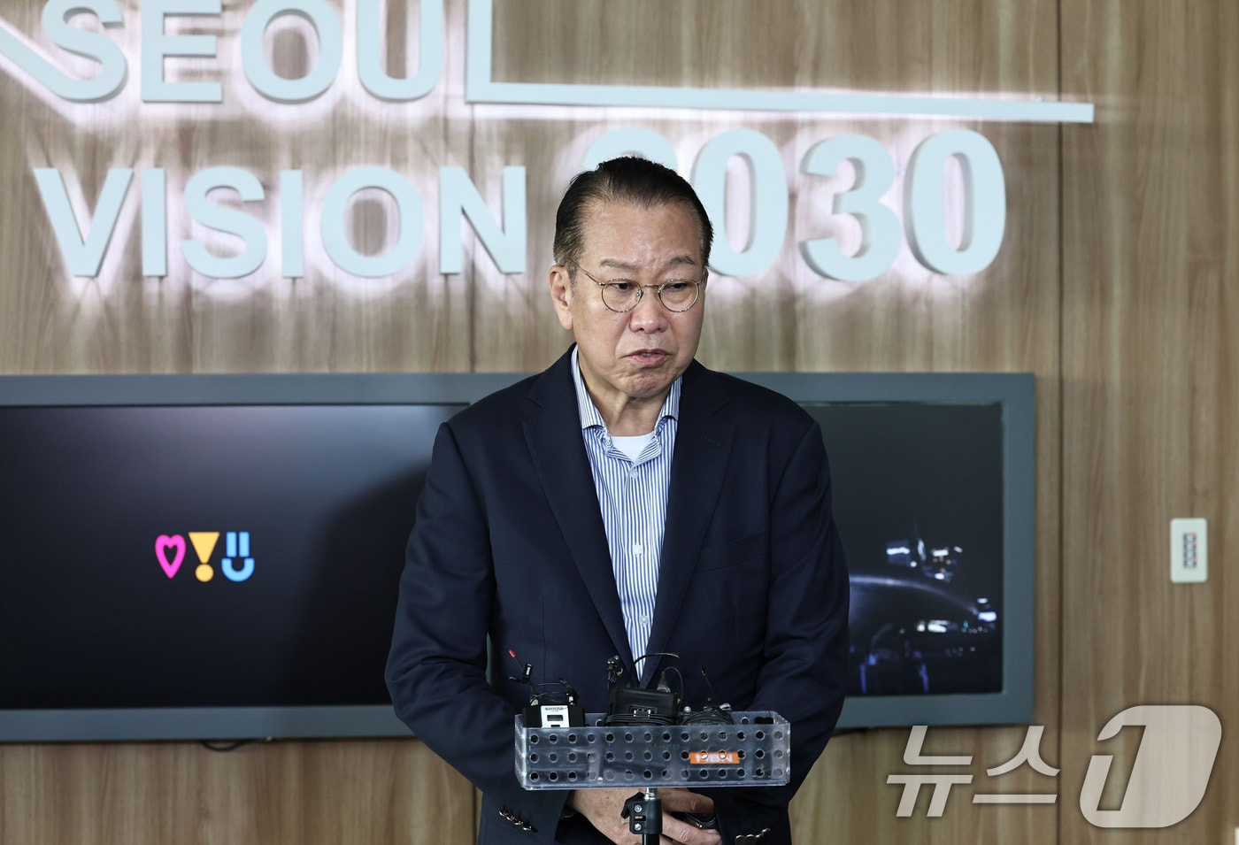 권영세 국민의힘 의원(서울 용산구)이 지난 18일 서울 중구 서울시청에서 오세훈 서울시장과 용산공원 및 용산국제업무지구 주택공급과 관련한 회동을 마친 후 백브리핑을 하고 있다. (공동취재) 2026.8.18 ⓒ 뉴스1 오대일 기자