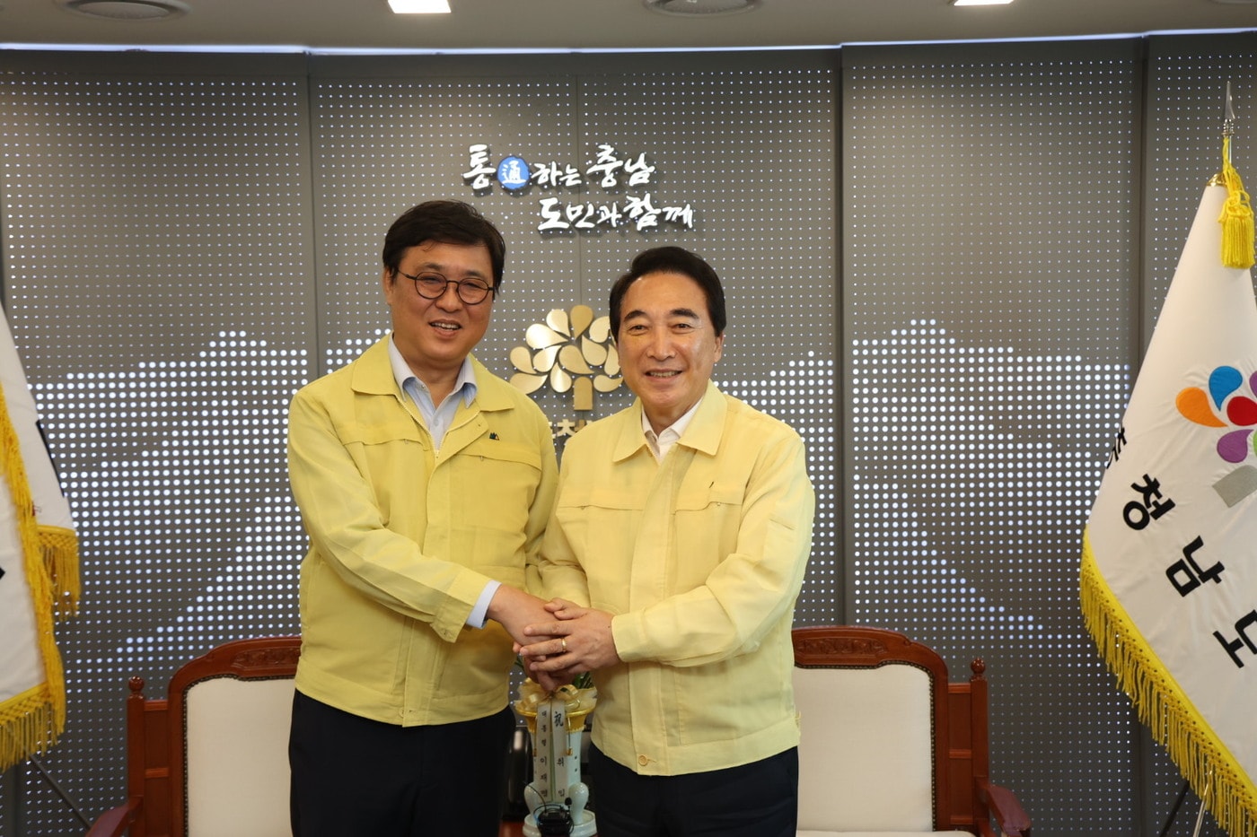 박수현 충남지사(오른쪽)와 최휘영 문화체육관광부 장관 (도 제공. 재판매 및 DB금지)/뉴스1