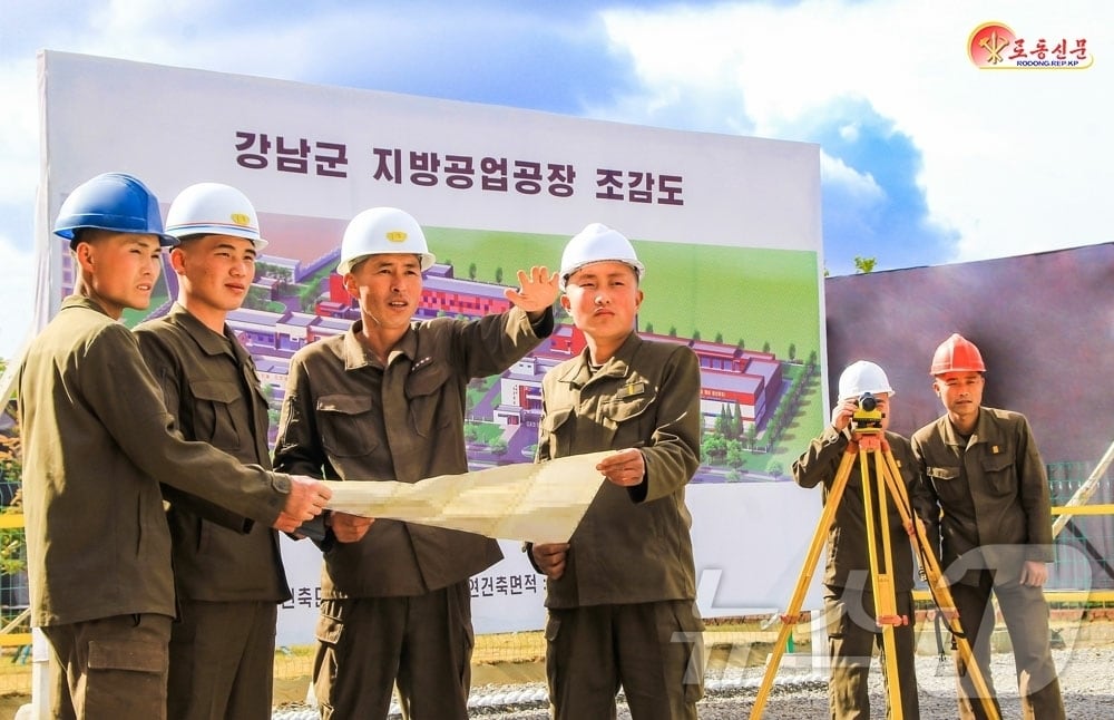 (평양 노동신문=뉴스1) = 북한 노동당 기관지 노동신문은 19일 "올해 계획된 20개 시, 군 지방공업공장, 병원, 종합봉사소 건설에 참가한 인민군 군인들이 맡은 대상 공사에서 날에 날마다 새 기준, 새 기록을 끊임없이 창조해가고 있다"라고 보도했다. [국내에서만 사용가능. 재배포 금지. DB 금지. For Use Only in the Republic of Korea. Redistribution Prohibited] rodongphoto@news1.kr