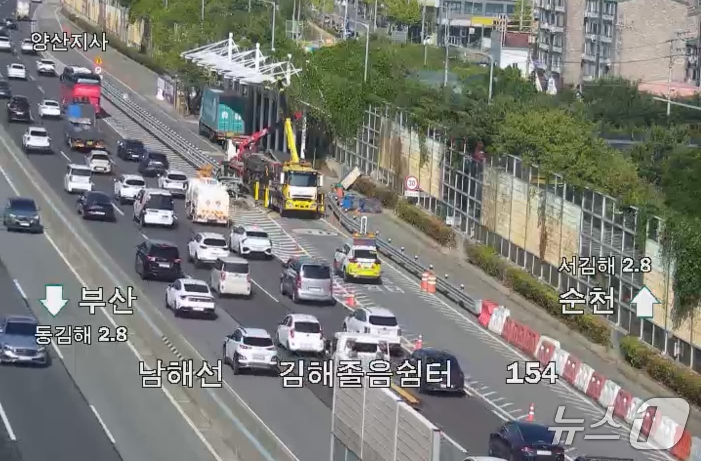 19일 오전 5시 51분쯤 김해시 전하동 남해고속도로 순천 방향 김해졸음쉼터에서 화물차 전도 사고가 발생했다. 사진은 사고 현장 모습.(도로공사 로드플러스 CCTV 갈무리.)