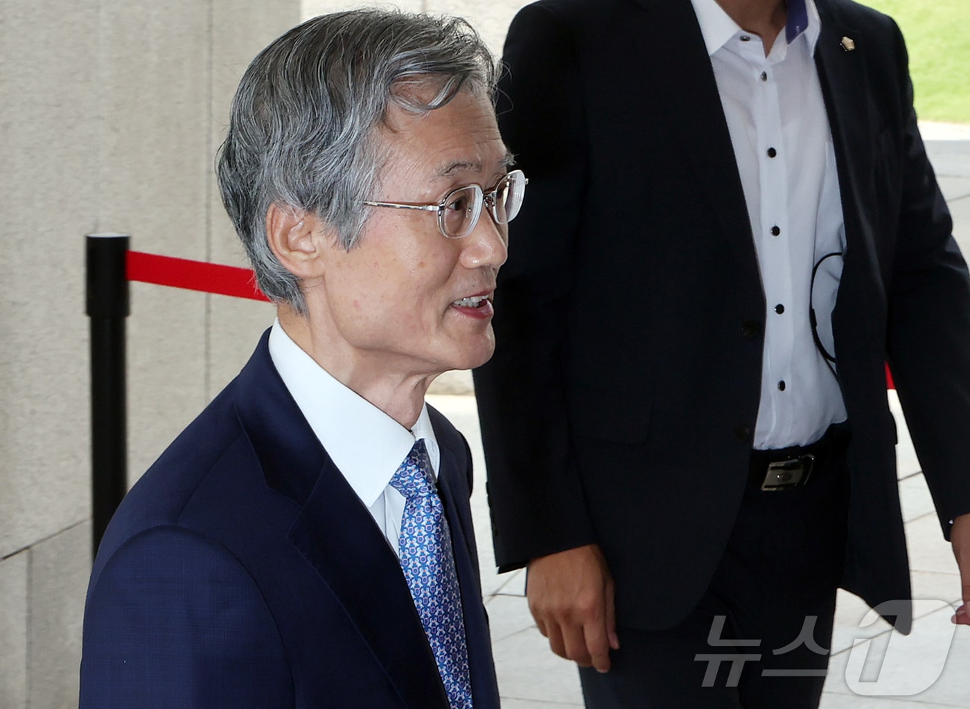 조희대 대법원장이 19일 오전 서울 서초구 대법원으로 출근하고 있다. 앞서 조 대법원장은 지난 18일 노태악 전 대법관과 이흥구 대법관 후임으로 손봉기(60·22기) 대구지방법원 부장판사와 김성수(57·24기) 서울고등법원 부장판사를 이재명 대통령에게 임명 제청했다. 통상 대법원장이 조율을 거친 뒤 대통령을 찾아가 '대면 제청'하는 관례를 깨고, 조 대법원장이 조율 없이 청와대에 제청 후보를 사실상 '서면 통보' 한 것으로 파악돼 상당한 파장이 불가피할 전망이다. 2026.8.19 ⓒ 뉴스1 김진환 기자