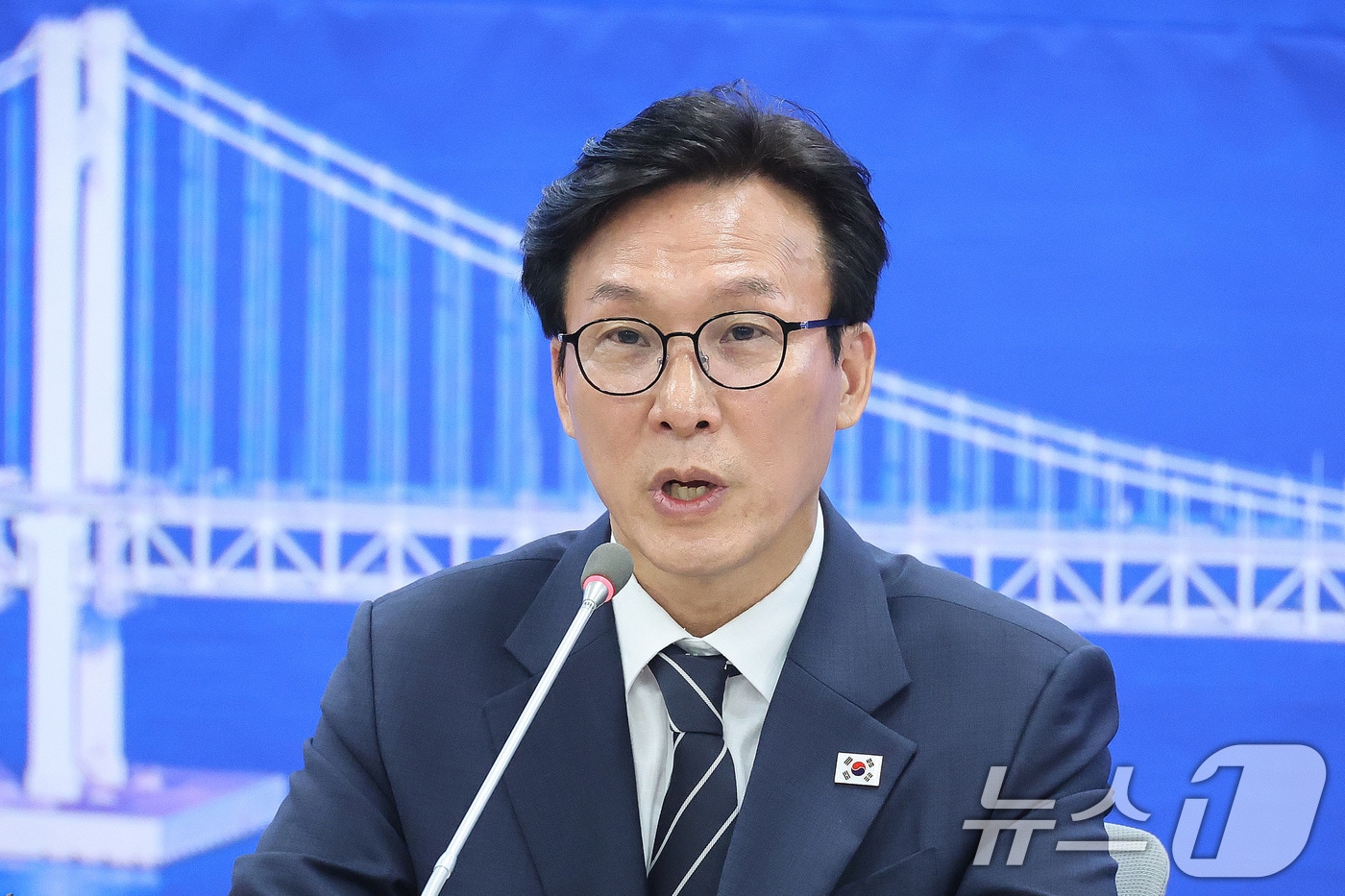 김민석 더불어민주당 대표가 19일 부산 동구 민주당 부산시당에서 열린 현장 최고위원회의에서 조희대 대법원장을 '조희대 씨'로 부르면서 "(직에서) 물러자는 것이 맞는다고 본다"는 발언을 하고 있다. 2026.8.19 ⓒ 뉴스1 신웅수 기자