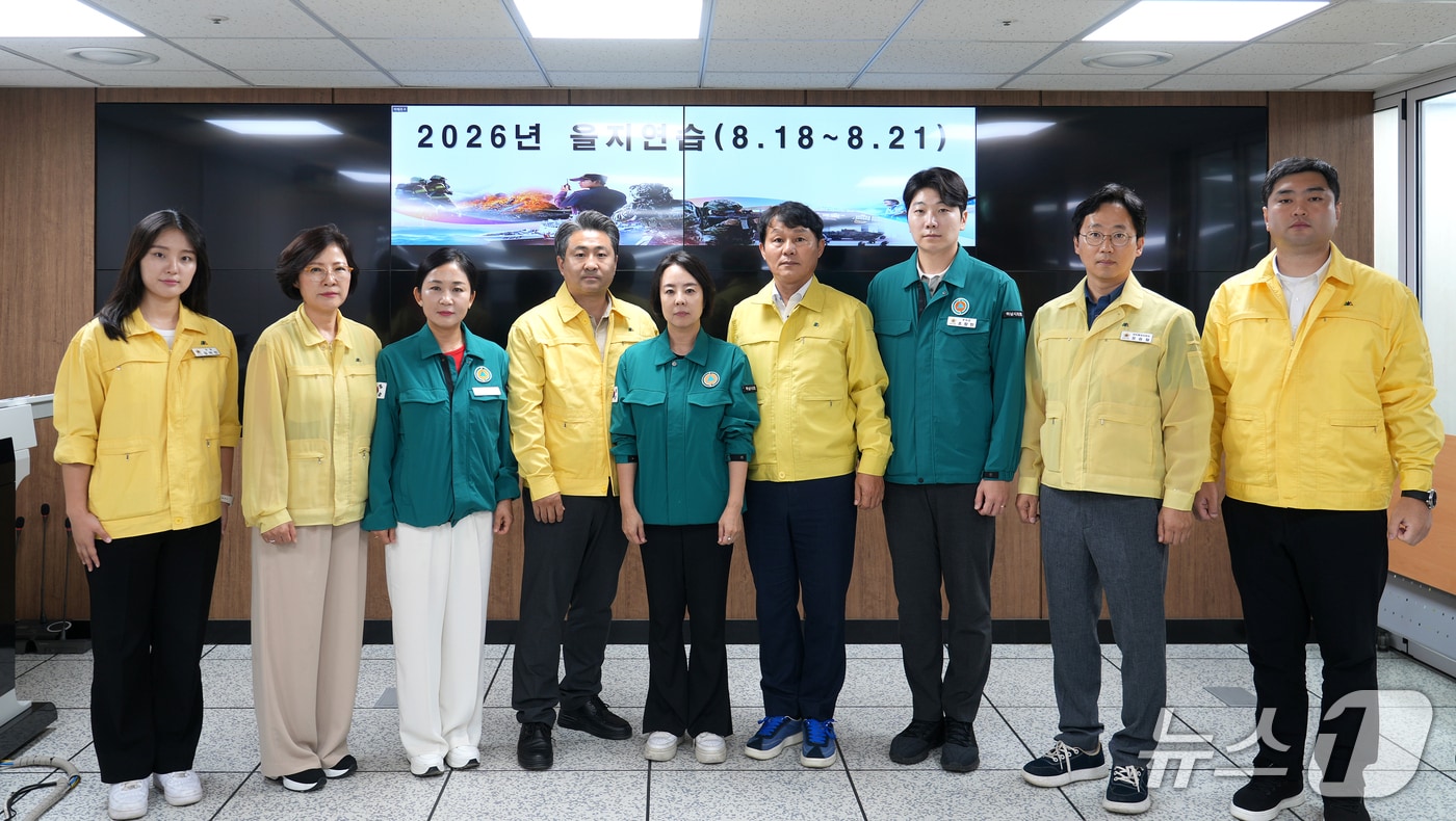 경기 하남시의회 의원들은 18일 2026 을지연습 전시종합상황실이 마련된 시청 상황실을 찾아 을지연습 비상대비태세를 점검했다.(하남시 제공. 재판매 및 DB 금지)/뉴스1 