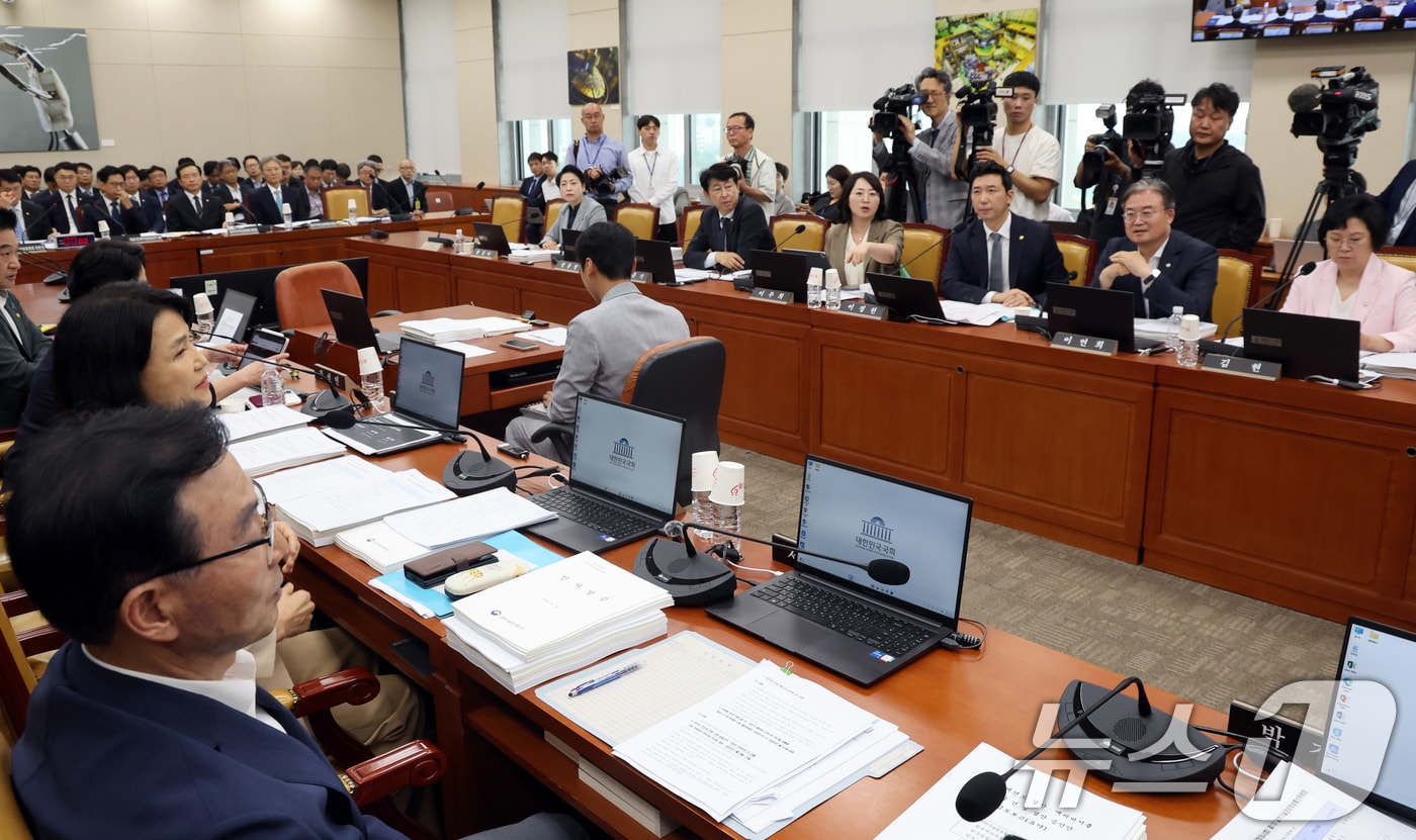 더불어민주당 과방위 소속 의원들이 지난 19일 오전 서울 여의도 국회에서 열린 과학기술정보방송통신위원회 전체회의에서 이진숙 국민의힘 의원 발언에 항의하고 있다. 2026.8.19 ⓒ 뉴스1 황기선 기자
