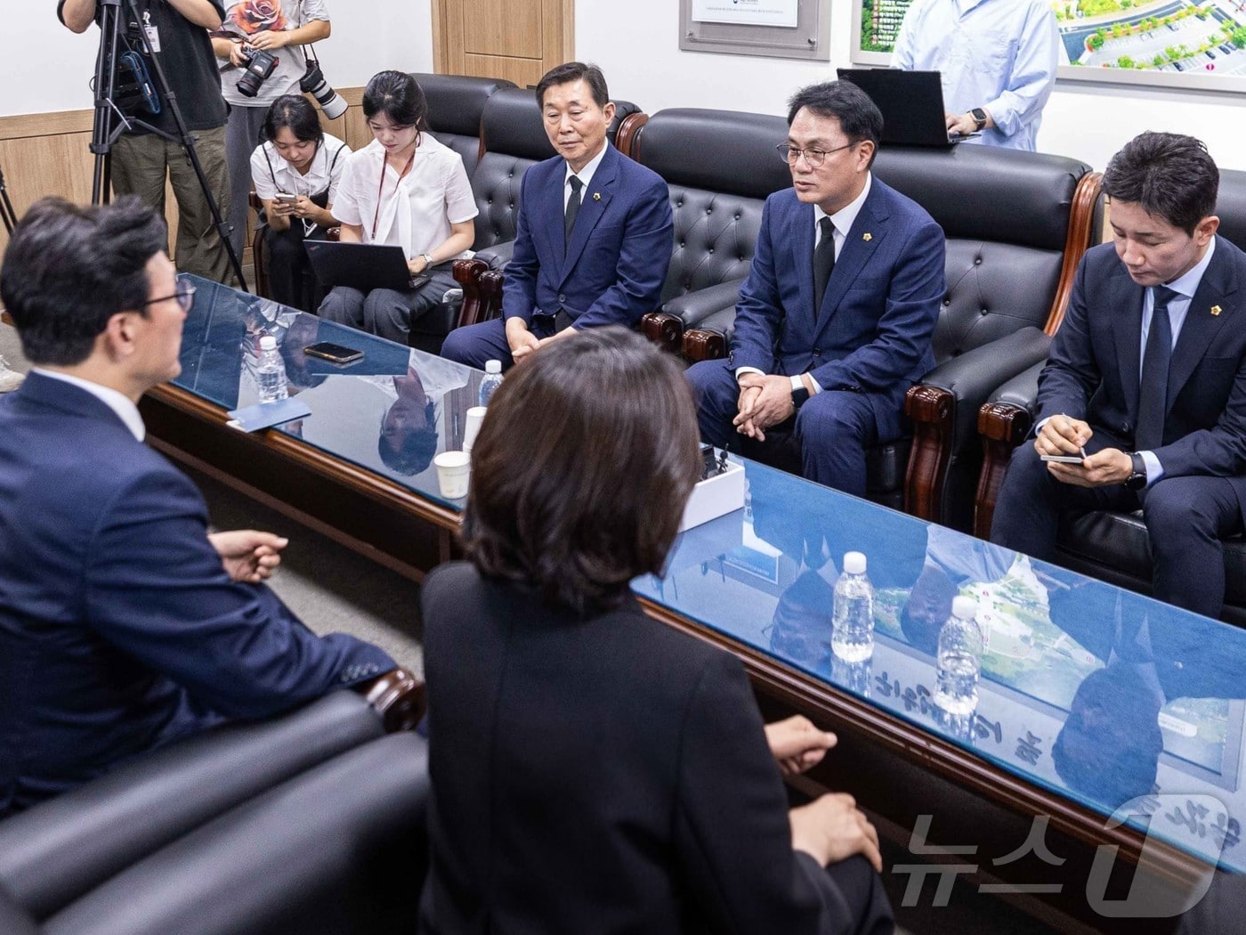송형곤 전남광주통합특별시의회 의장이 18일 국립5·18민주묘역을 참배한 김민석 더불어민주당 대표를 면담하고 있다.(시의회 제공. 재배포 및 DB 금지)