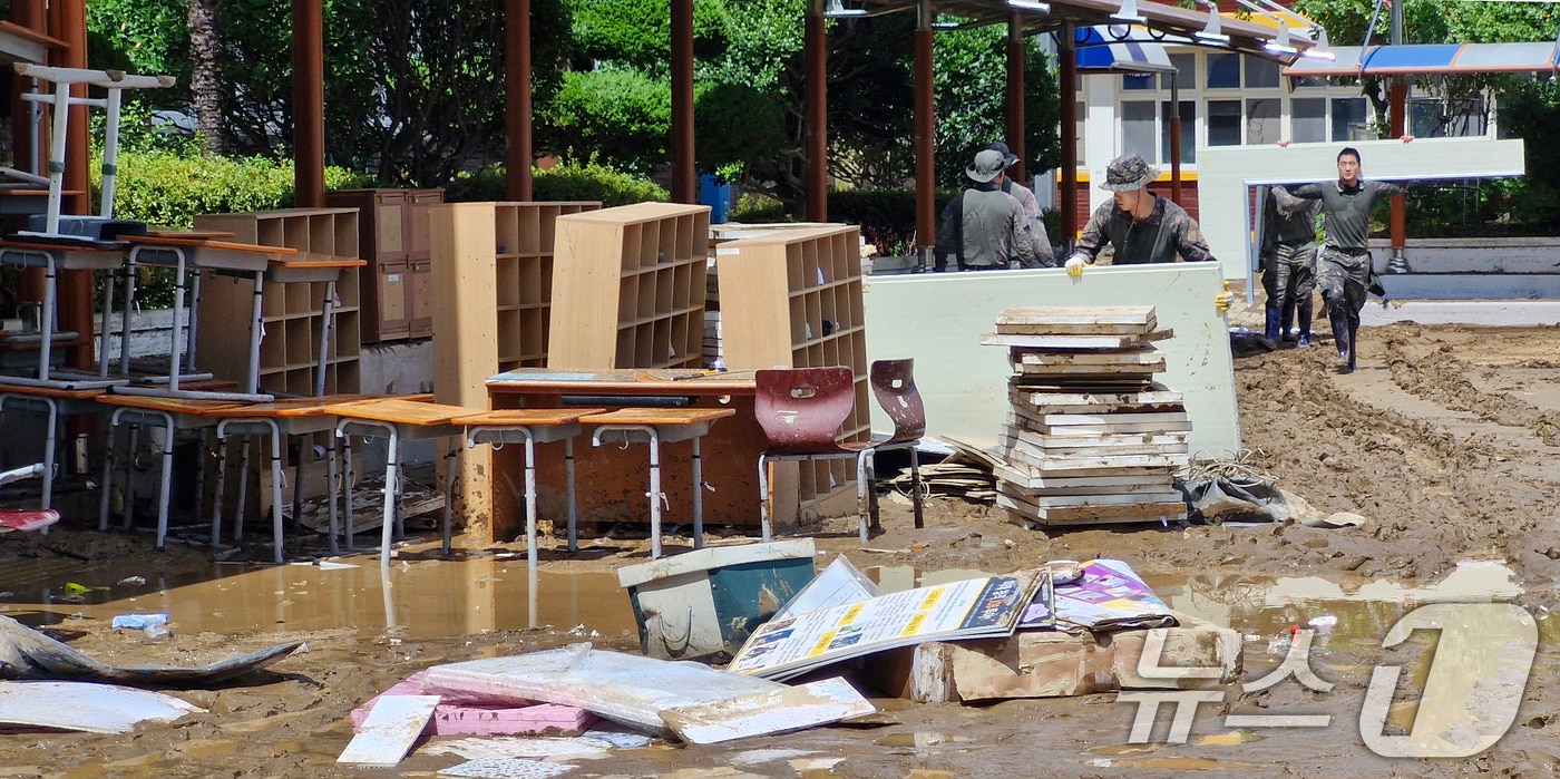 지난 19일 경남 거제시 장평초등학교에서 육군 제39보병사단 기동·공병대대 장병들이 수해 복구 작업을 하고 있다. 2026.8.19 ⓒ 뉴스1 윤일지 기자