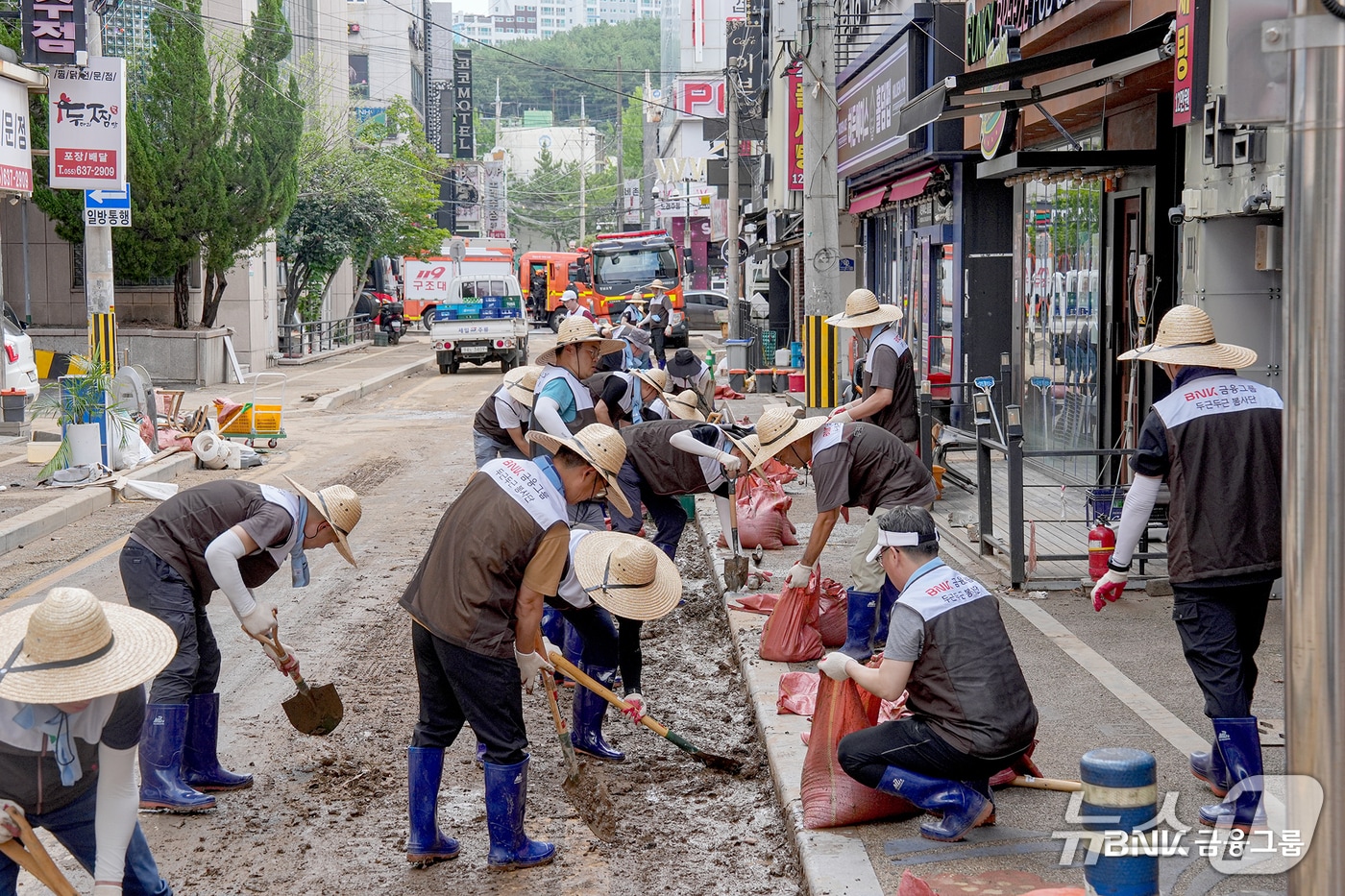 19일 BNK금융그룹 임직원들이 경남 거제시에서 수해복구에 참여하고 있는 모습 (BNK금융그룹 제공. 재판매 및 DB금지)