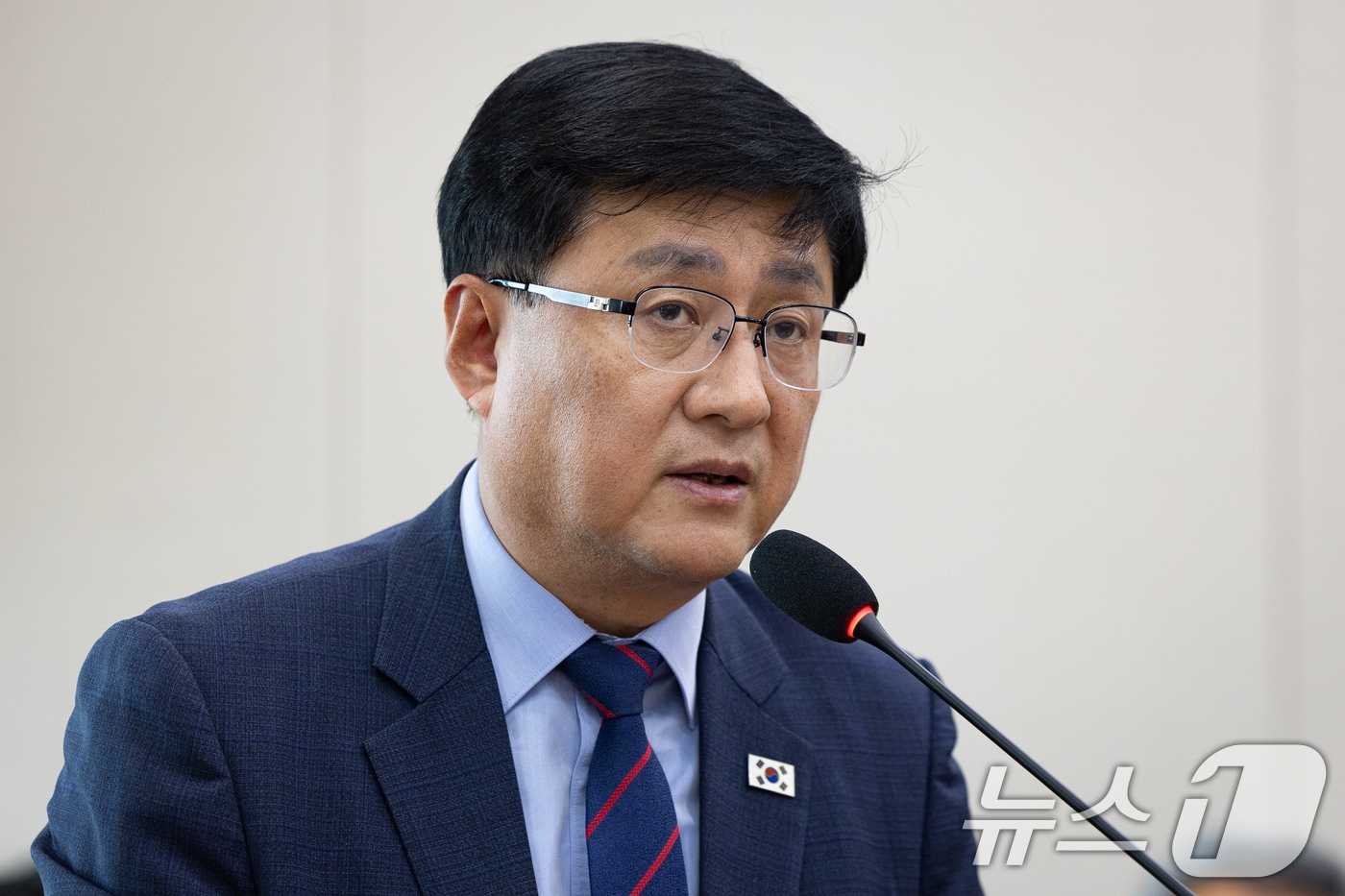 김성환 기후에너지환경부 장관이 19일 서울 여의도 국회에서 열린 제438회 국회(임시회) 기후에너지환경노동위원회 제3차 전체회의에 출석해 2025회계연도 결산 및 예비비지출 관련 제안설명을 하고 있다. 2026.8.19 ⓒ 뉴스1 유승관 기자