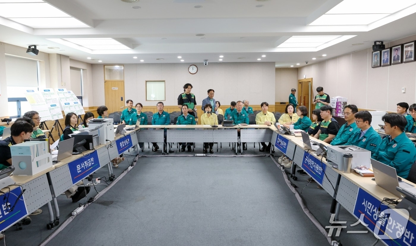 계룡시의회는 19일 계룡시청 대회의실을 방문해 국가비상사태에 대비한 2026년 을지연습에 참여 중인 공직자와 관계자들을 격려했다.(계룡시의회 제공. 재판매 및 DB금지)/뉴스1