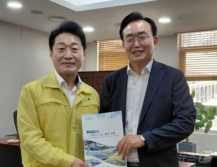 이호현 기후에너지환경부 제2차관(왼쪽)과 윤병태 나주시장.(나주시 제공, 재배포 및 DB 금지) /뉴스1