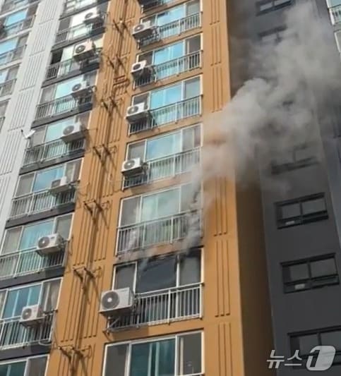 19일 오후 경기 의정부시 금오동의 아파트에서 불이 난 모습. (경기도북부소방재난본부 제공. 재판매 및 DB 금지) 2026.8.18 /뉴스1