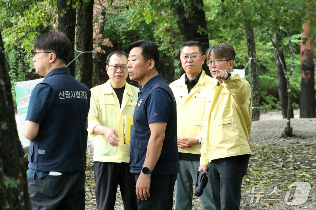 하천구역 내 불법영업 및 국공유지 무단 점유 합동 점검.(인제군 제공. 재판매 및 DB금지)/뉴스1