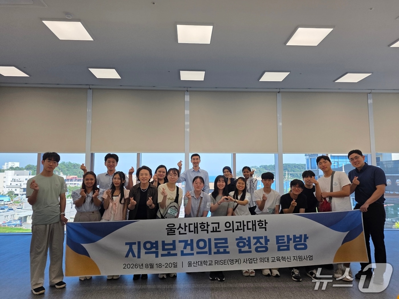 울산대학교 의과대학 교수와 학생들이 19일 울산외국인근로자지원센터에서 외국인 주민이 겪는 의료 문제를 살펴봤다.(울산외국인근로자지원센터 제공. 재판매 및 DB금지)/뉴스1