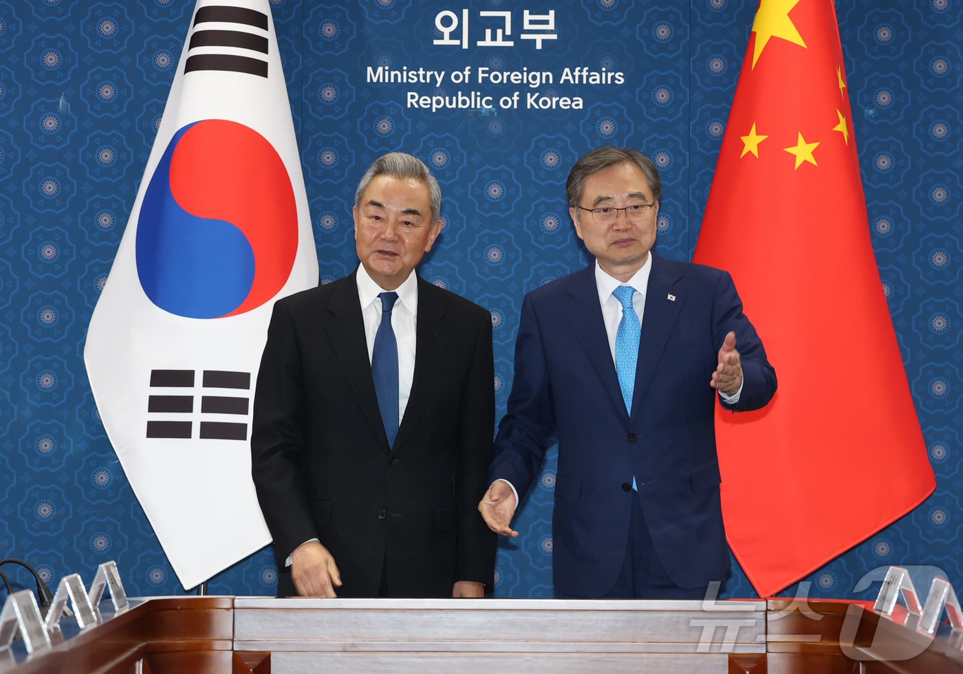 조현 외교부 장관(오른쪽)이 19일 서울 종로구 외교부 청사에서 왕이 중국 공산당 중앙정치국 위원 겸 외교부장과 한중 외교장관회담을 하기에 앞서 기념촬영을 하고 있다. (공동취재) 2026.8.19 ⓒ 뉴스1 김성진 기자