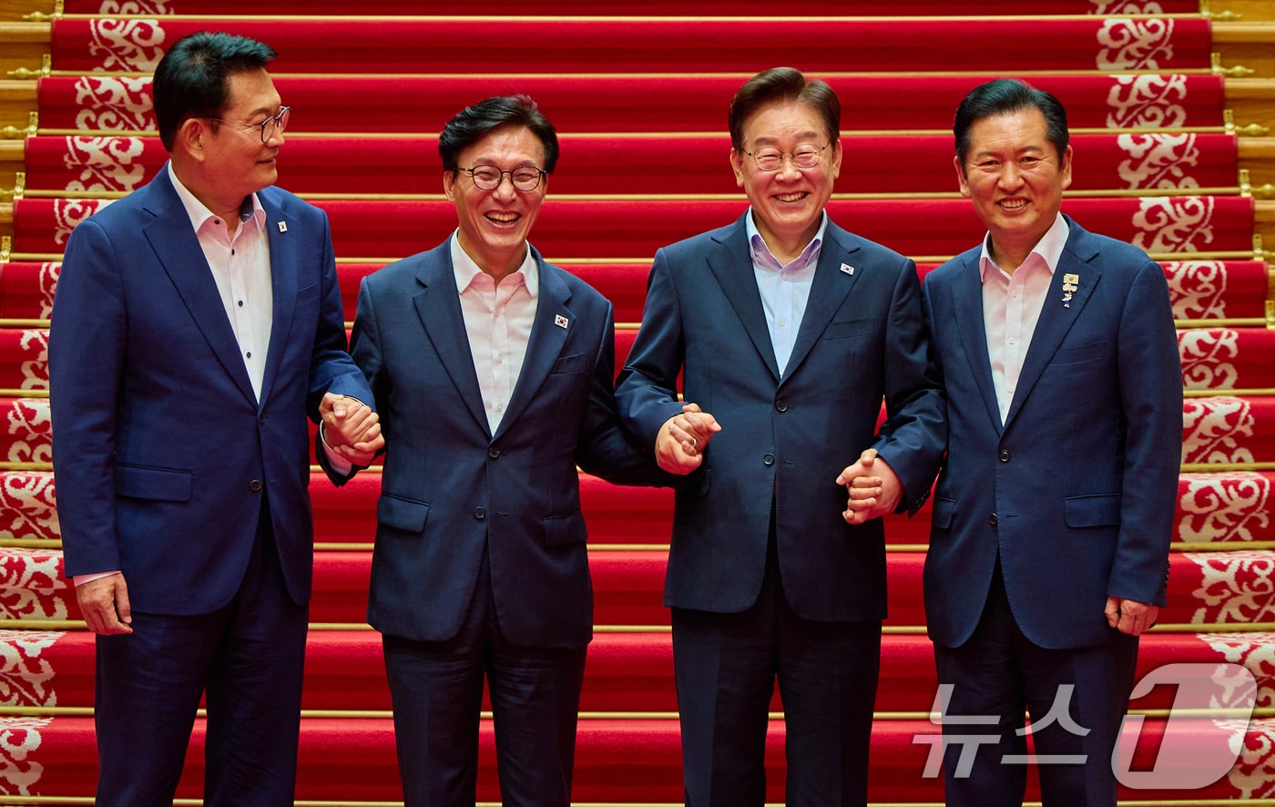 President Lee Jae-myung's Approval Rating Hits Record Low of 42.8% Since Taking Office