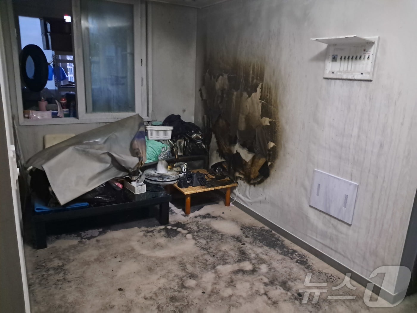 19일 오후 6시 59분쯤 전남광주통합특별시 구례군 구례읍의 한 14층 규모의 아파트 3층에서 불이 나 가재도구 등이 그을린 모습. (전남광주통합특별시소방본부 제공. 재판매 및 DB 금지)