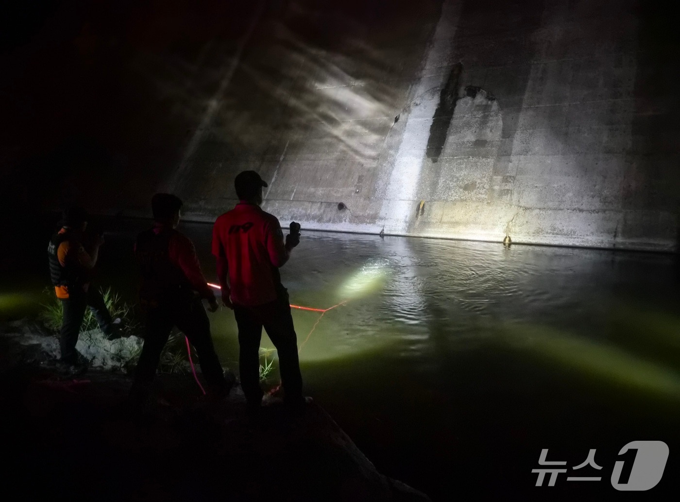 2일 오전 1시 47분쯤 포항 북구 기계면 한 저수지에서 소방관들이 물에 빠진 낚시객 2명을 찾고 있다. (포항북부소방서 제공. 재판매 및 DB 금지) 2026.8.2/뉴스1