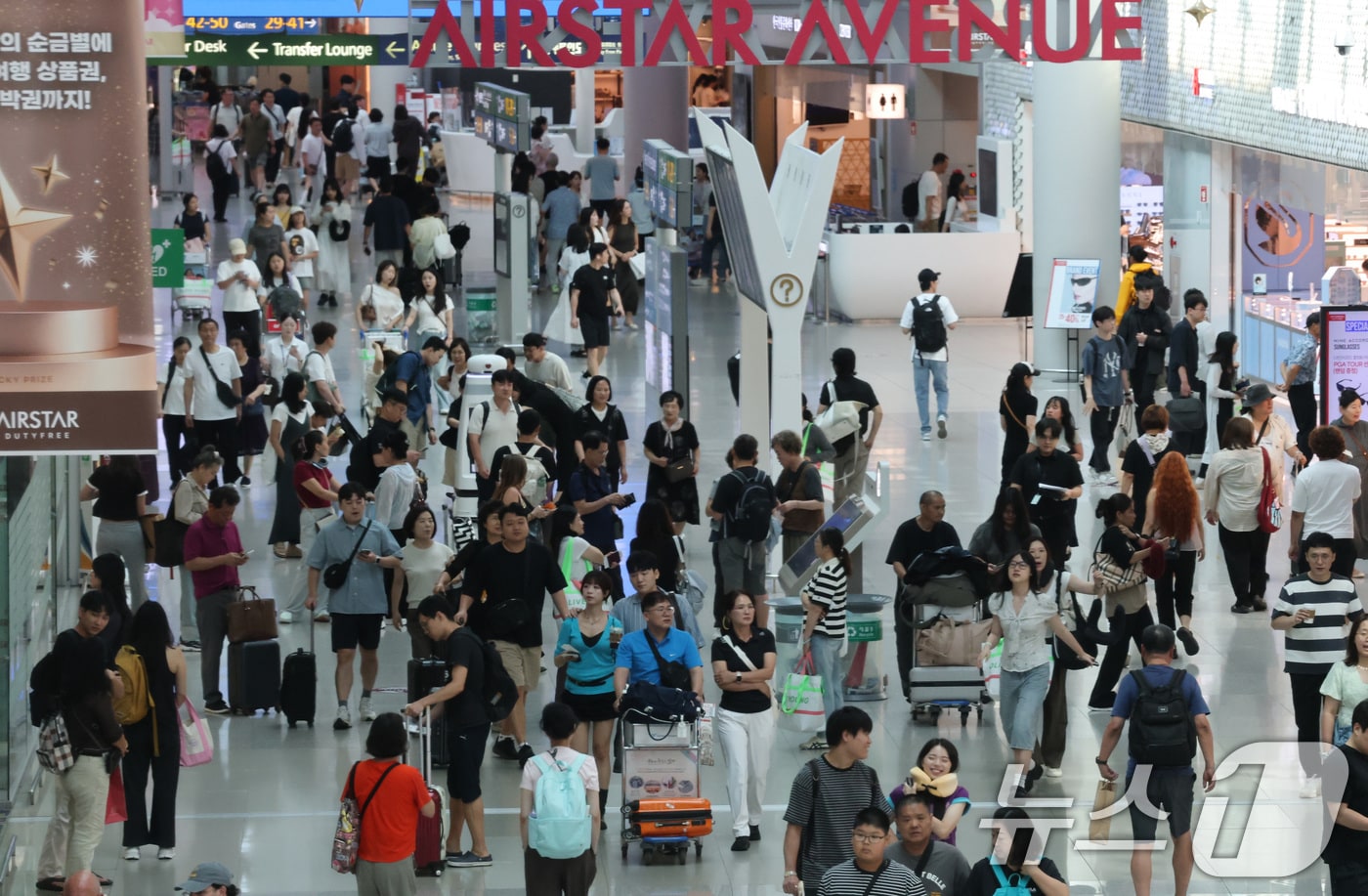 인천공항, 60대 남성이 빵 봉지에 불을 붙여 경찰에 송치