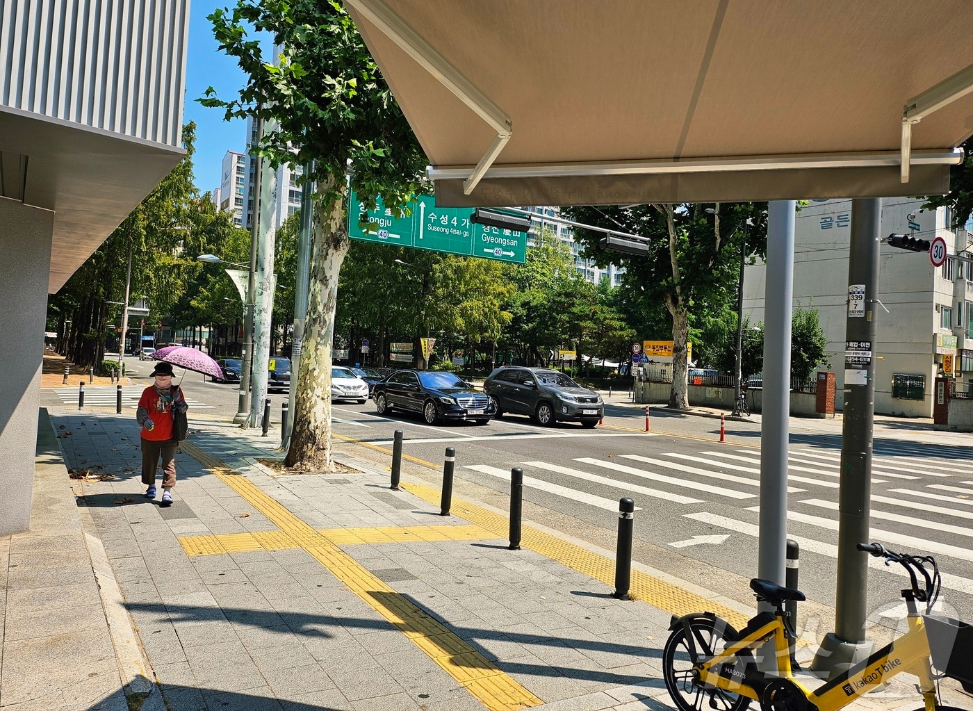 지난 2일 오전 대구 수성구의 한 교차로 부근 보행로가 더위 탓에 오가는 인파가 별로 없어 한산한 모습을 보이고 있다. ⓒ 뉴스1 남승렬 기자