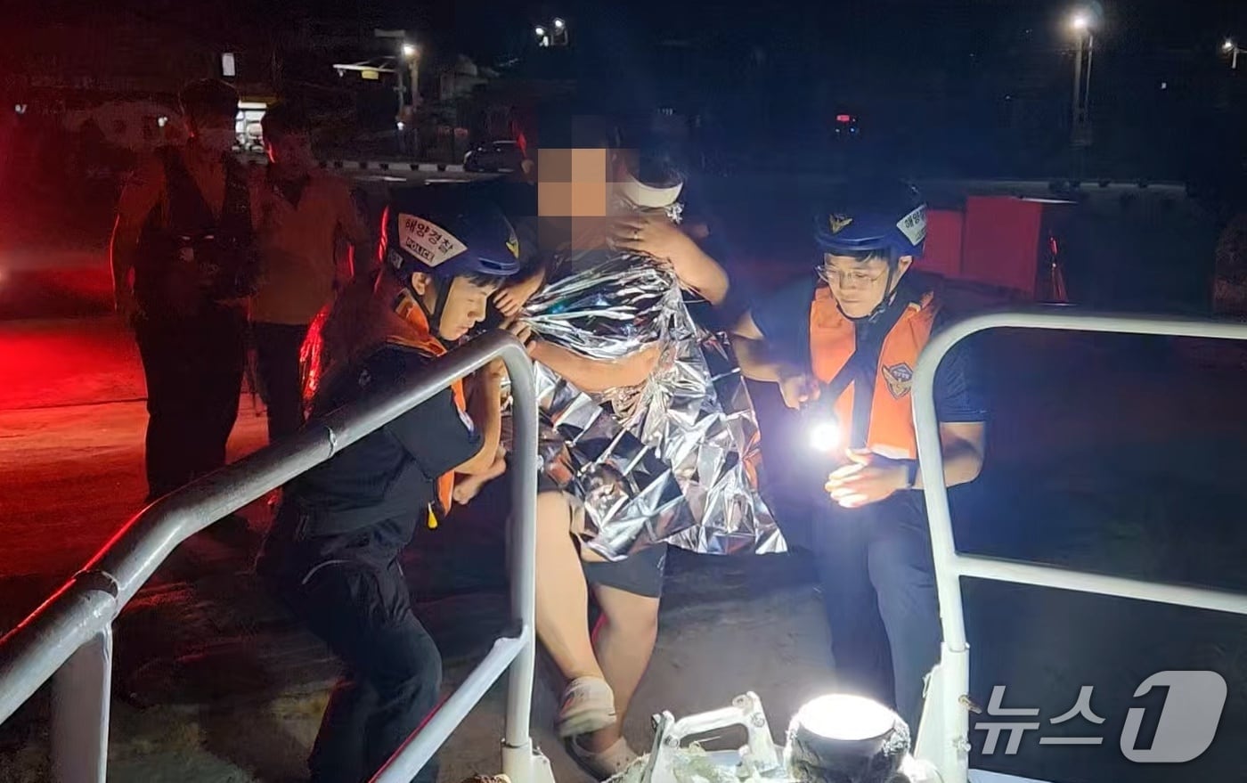 제주 우도에서 긴급 환자를 이송하는 모습.(서귀포해양경찰서 제공. 재판매 및 DB 금지)