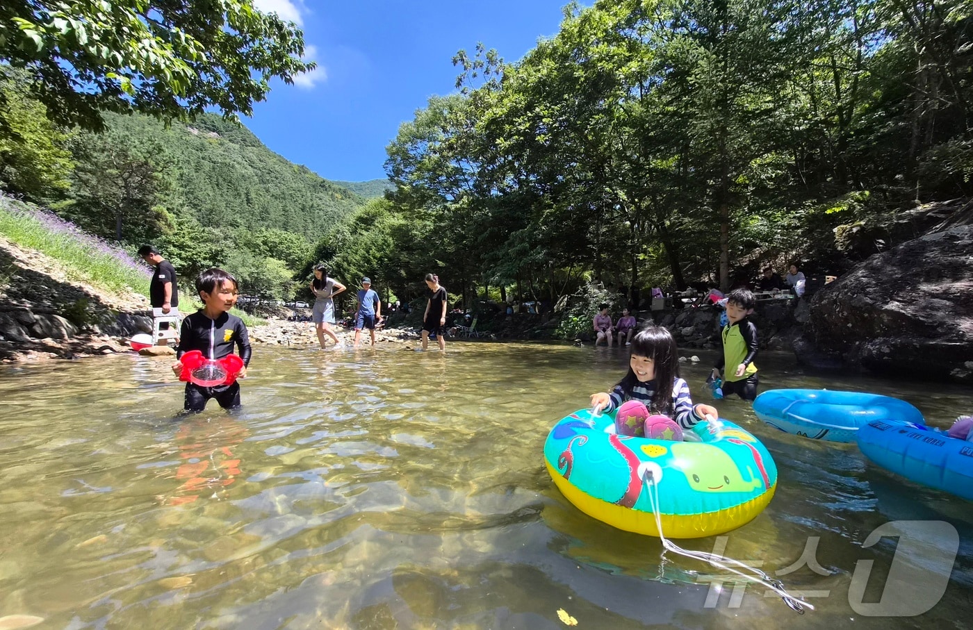연일 폭염이 이어지고 있는 2일 전북 완주군 고산자연휴양림을 찾은 피서객들이 물놀이를 하며 더위를 식히고 있다. 2026.8.2 ⓒ 뉴스1 유경석 기자
