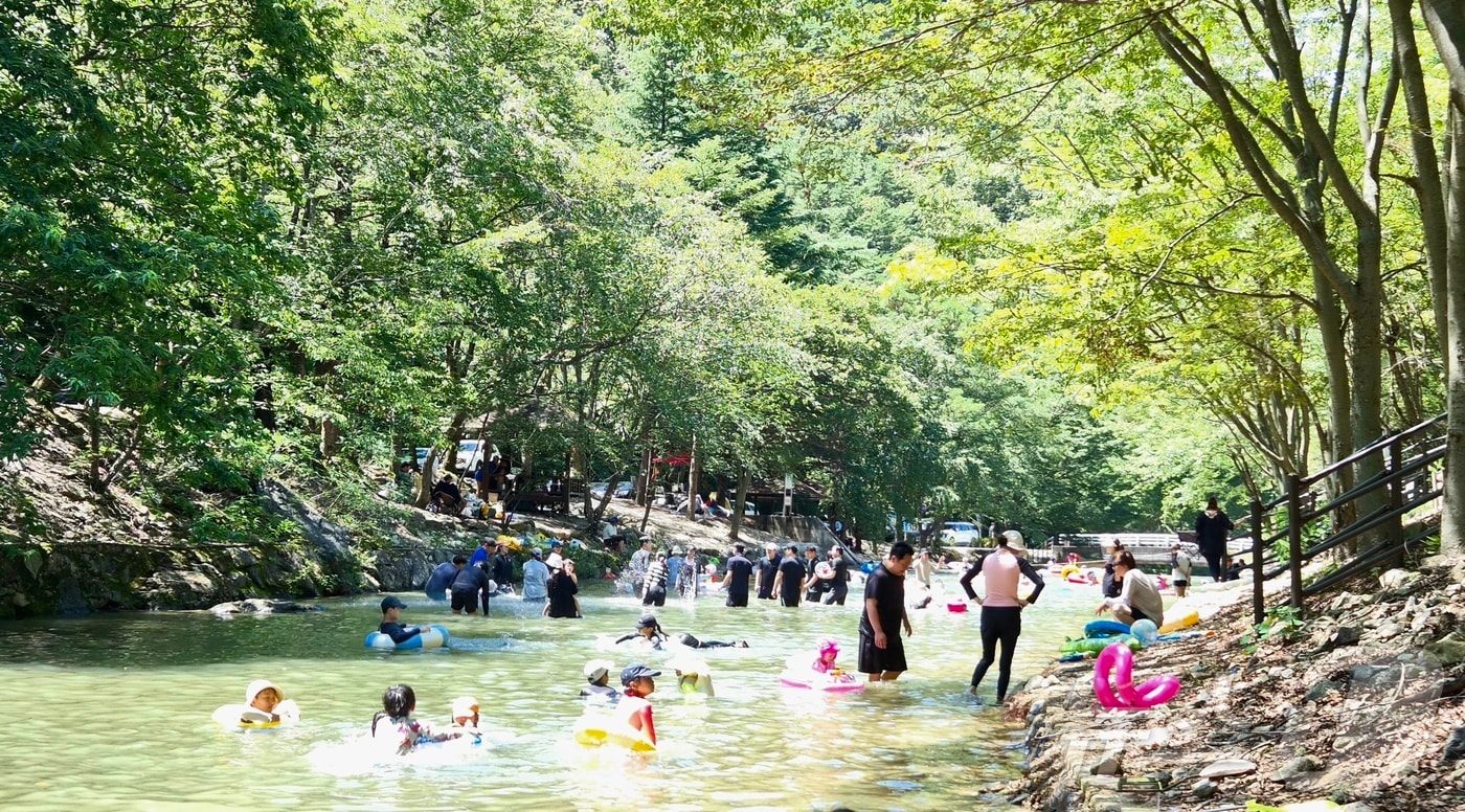 연일 폭염이 이어지고 있는 2일 전북 완주군 고산자연휴양림을 찾은 피서객들이 물놀이를 하며 더위를 식히고 있다. 2026.8.2 ⓒ 뉴스1 유경석 기자