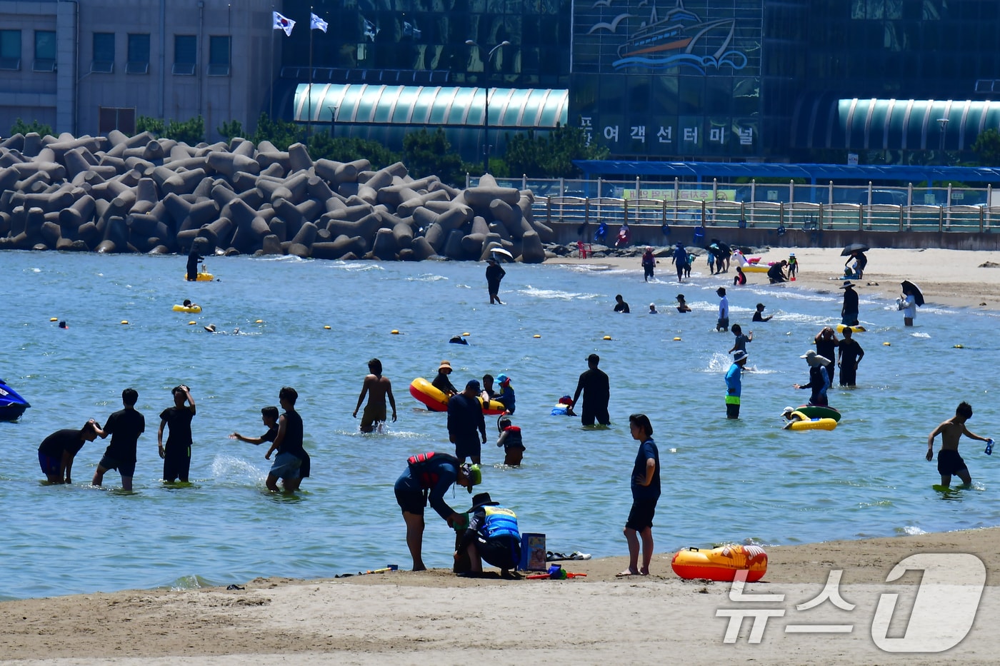 경북 포항시 전역에 폭염특보가 발효된 2일 오전 영일대해수욕장에서 피서객들이 바다물로 뛰어들어 더위를 식히고 있다. 2026.8.2 ⓒ 뉴스1 최창호 기자