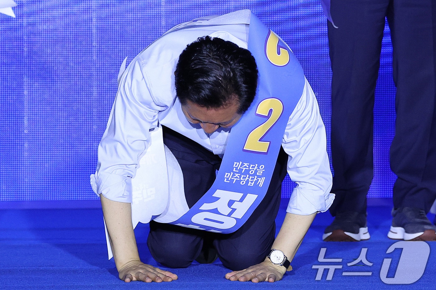더불어민주당 당권 주자인 정청래 의원이 2일 부산 벡스코에서 열린 당대표·최고위원 합동연설회에서 당원들에게 절하고 있다. 2026.8.2 ⓒ 뉴스1 신웅수 기자