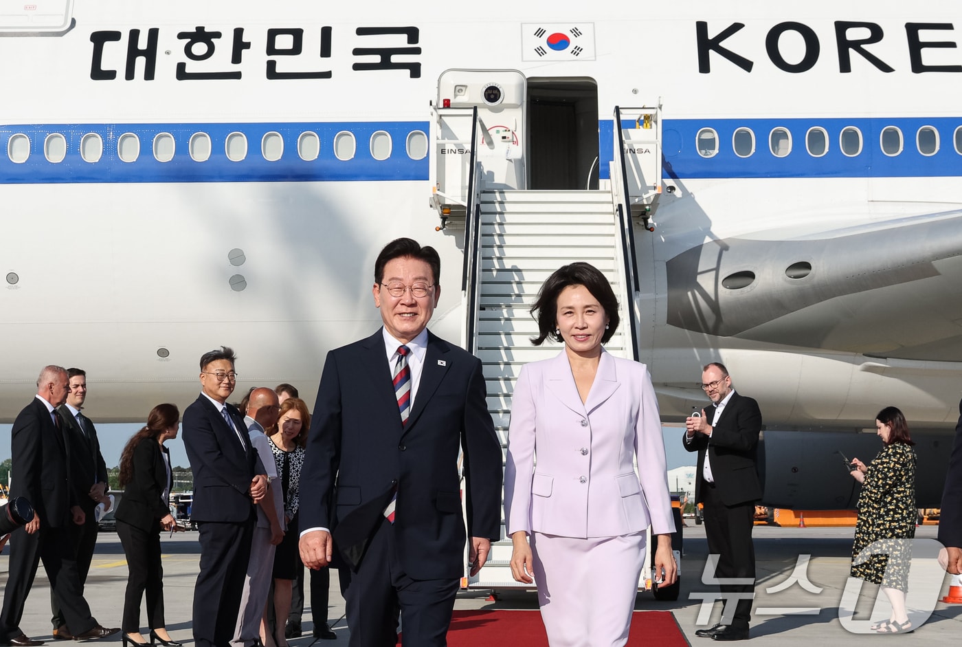 이재명 대통령과 김혜경 여사가 2일(현지시간) 독일 프랑크푸르트 국제공항에 도착해 환영객들에게 인사하고 있다. 2026.8.2 ⓒ 뉴스1 허경 기자