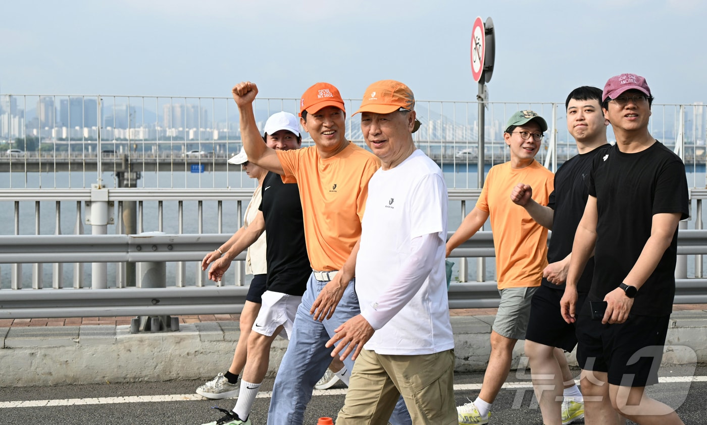 오세훈 서울시장이 2일 광진교 일대에서 열린 '쉬엄쉬엄 모닝'에 참석, 광진교를 걸으며 시민들을 향해 인사하고 있다. (서울시 제공, 재판매 및 DB 금지) 2026.8.2 ⓒ 뉴스1 김진환 기자