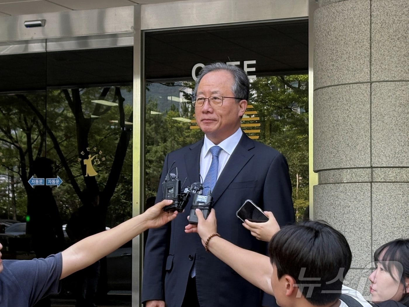 전교조 통일학교 해직 교사들을 특별 채용하도록 지시한 혐의로 기소된 김석준 부산시교육감이 20일 오전 부산지방법원에서 열린 2심 선고 공판에서 무죄를 선고받은 후 법정을 나서며 취재진 질문에 답하고 있다. 2026.08.20 ⓒ 뉴스1 박서현 기자