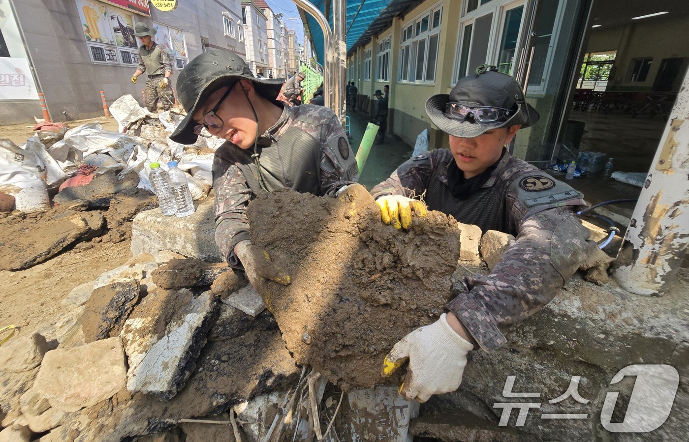 폭우 피해를 입은 경남 거제 지역 일대에서 육군 장병들이 수해복구를 지원하고 있다. (국방부 제공. 재판매 및 DB금지) 2026.8.20 ⓒ 뉴스1