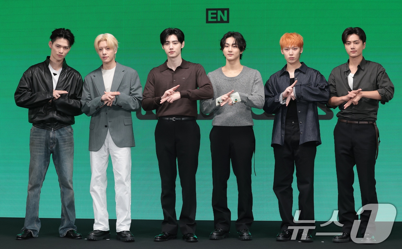 그룹 엔하이픈(ENHYPEN)의 니키(왼쪽부터)와 제이크, 성훈, 정원, 선우, 제이가 20일 오후 서울 용산구 몬드리안 서울 이태원에서 열린 미니 8집 ‘더 신 : 블리스(THE SIN : BLISS)’ 발매 기자간담회에서 포즈를 취하고 있다. 2026.8.20 ⓒ 뉴스1 권현진 기자