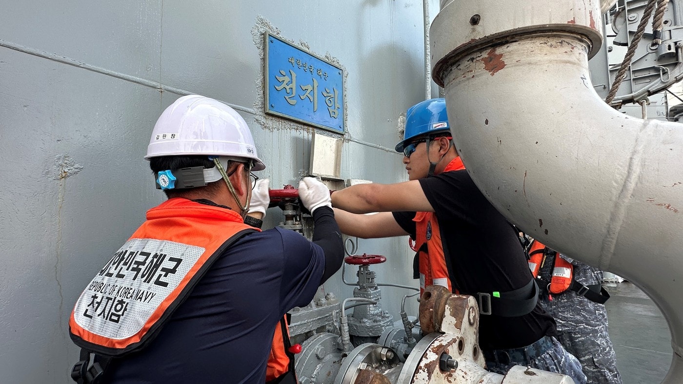 대한민국 해군 선원들이 급유를 위해 로딩암(Loading Arm)을 배에 연결하고 있다. (SK이노베이션 제공)