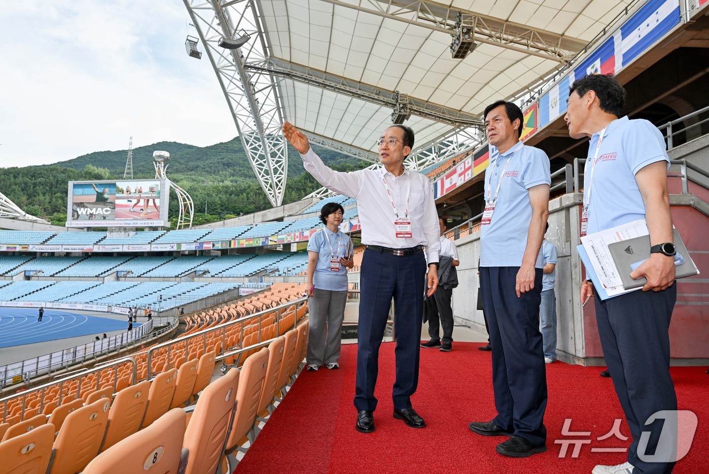 2026 대구세계마스터즈육상경기대회(WMAC대구2026) 개막을 하루 앞둔 20일 대회 조직위원장인 추경호 대구시장이 주경기장인 대구스타디움을 찾아 준비 상황을 점검하고 있다. (대구시 제공. 재판매 및 DB 금지) 2026.8.20/뉴스1