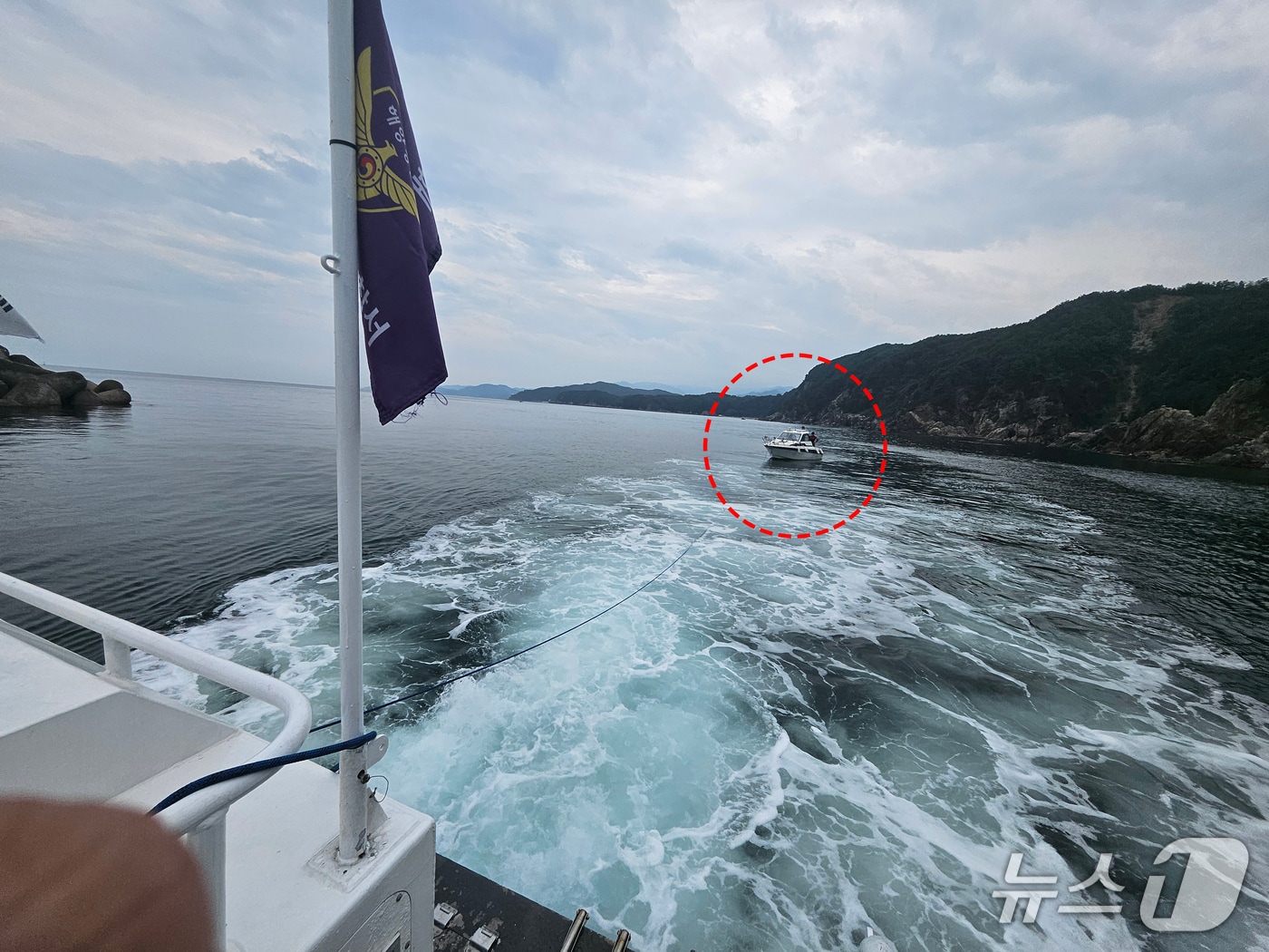 삼척 덕산항 남방파제 인근 해상서 표류중인 모터보트 구조중인 동해해경.(동해해경 제공, 재판매 및 DB금지) 