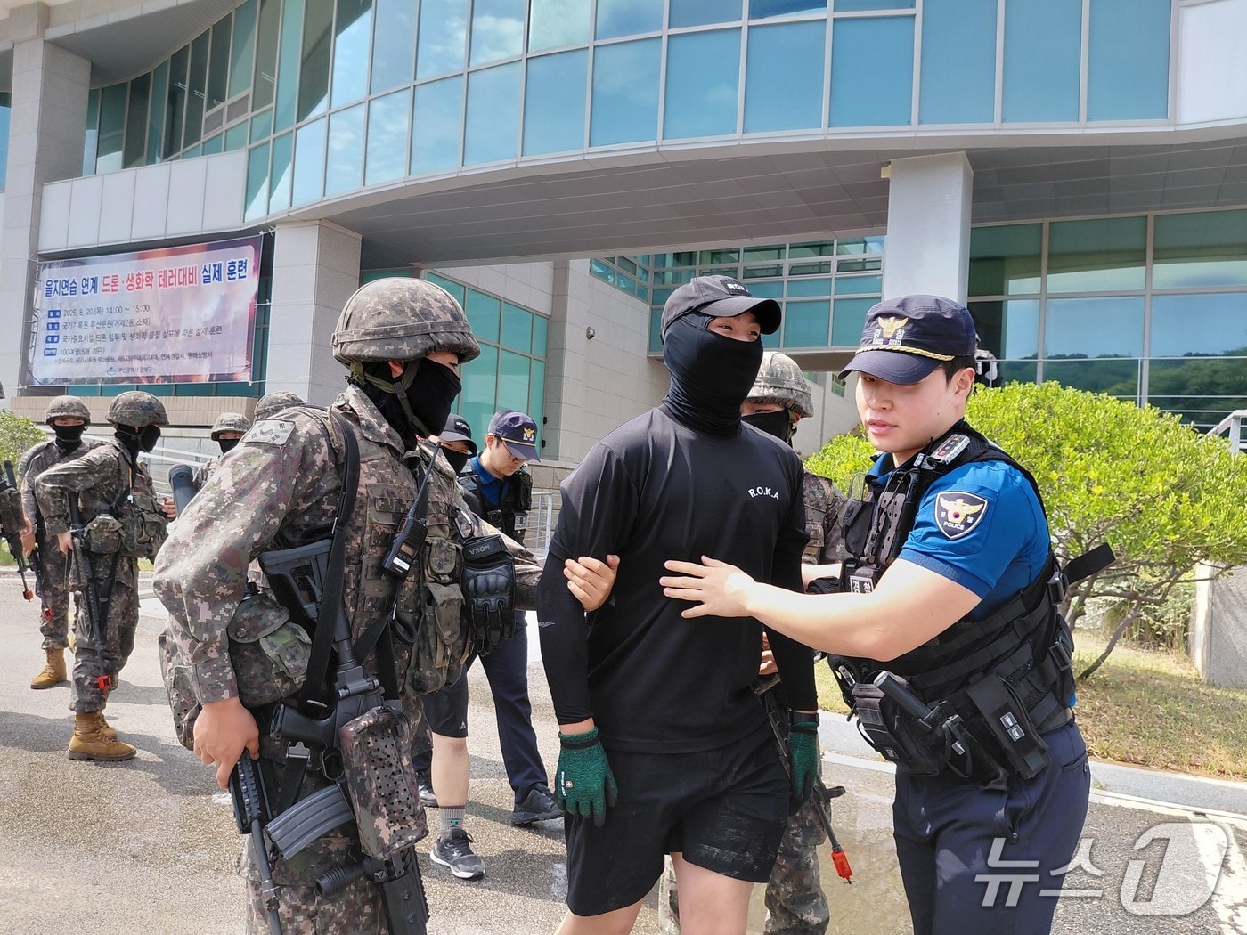 육군 제53보병사단은 20일 부산 연제구 국가기록원 부산기록관 일대에서 연제구, 국가기록원, 연제경찰서, 동래소방서, 연제구보건소 등과 중요시설 테러에 대비한 통합방위 훈련을 실시했다. (제53보병사단 제공. 재판매 및 DB금지)