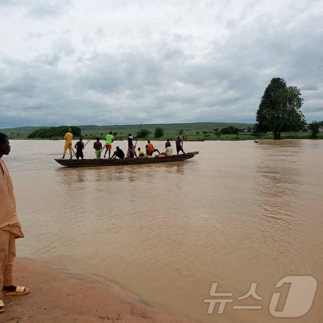 나이지리아의 농장 노동자들은 논에 가거나 물품을 운반하기 위해 배에 의존한다. 2025.08.17. ⓒ 로이터=뉴스1