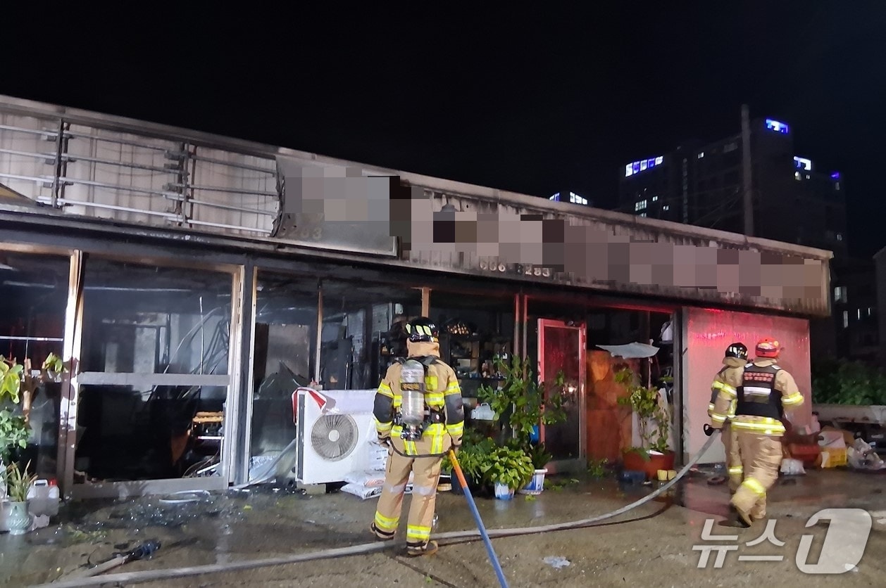 20일 오후 10시 27분쯤 영주시 풍기읍 한 자동차용품점에서 불이나 진화 대원들이 불을 끄고 있다.(경북소방본부 제공. 재판매 및 DB 금지)2026.8.21/뉴스1