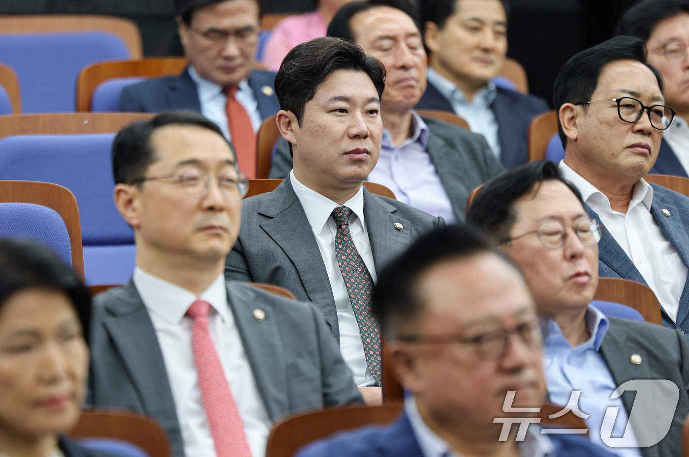 국민의힘 중앙윤리위원회로 부터 당원권 정지 2년이라는 중징계를 받은 진종오 의원이 21일 서울 여의도 국회에서 열린 의원총회에 참석해 있다. 2026.8.21 ⓒ 뉴스1 김도우 기자
