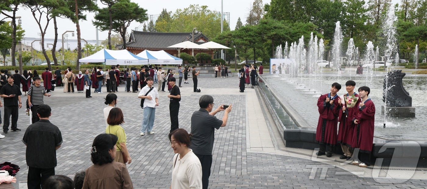 2025학년도 후기 전북대학교 학위수여식 날인 21일 전북 전주시 전북대 문회루에서 졸업생들이 기념촬영을 하고 있다. 2026.8.21 ⓒ 뉴스1 유경석 기자