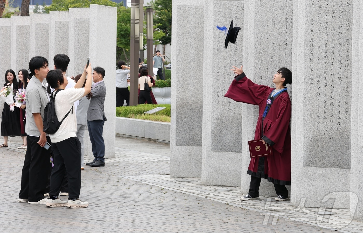 2025학년도 후기 전북대학교 학위수여식 날인 21일 전북 전주시 전북대 문회루에서 졸업생들이 기념촬영을 하고 있다. 2026.8.21 ⓒ 뉴스1 유경석 기자