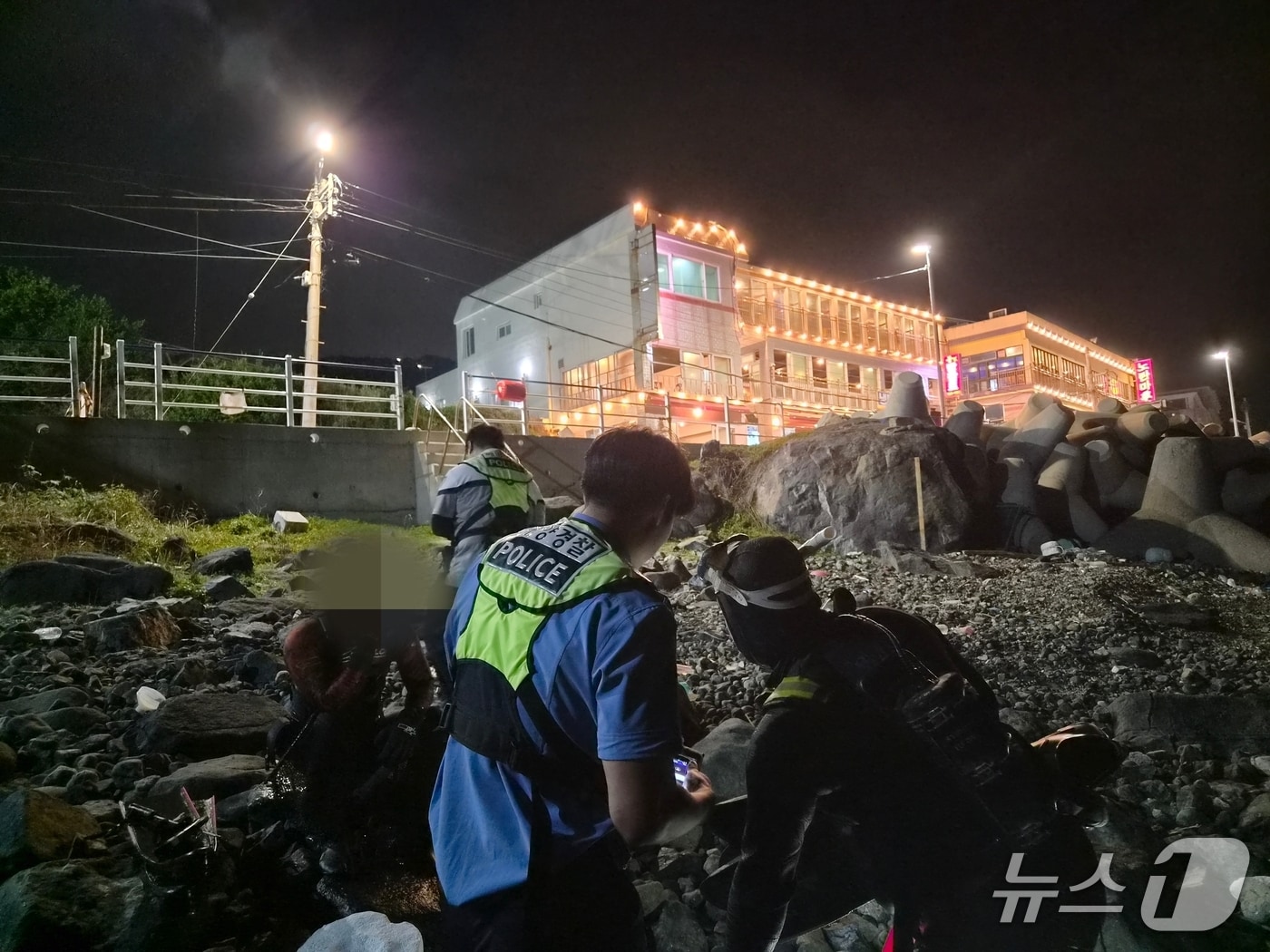 지난 20일 밤 해양레저활동 허가가 필요한 해운대구 청사포 방파제 부근에서 해루질을 하던 40대 2명이 적발됐다. (해경 제공. 재판매 및 DB금지)