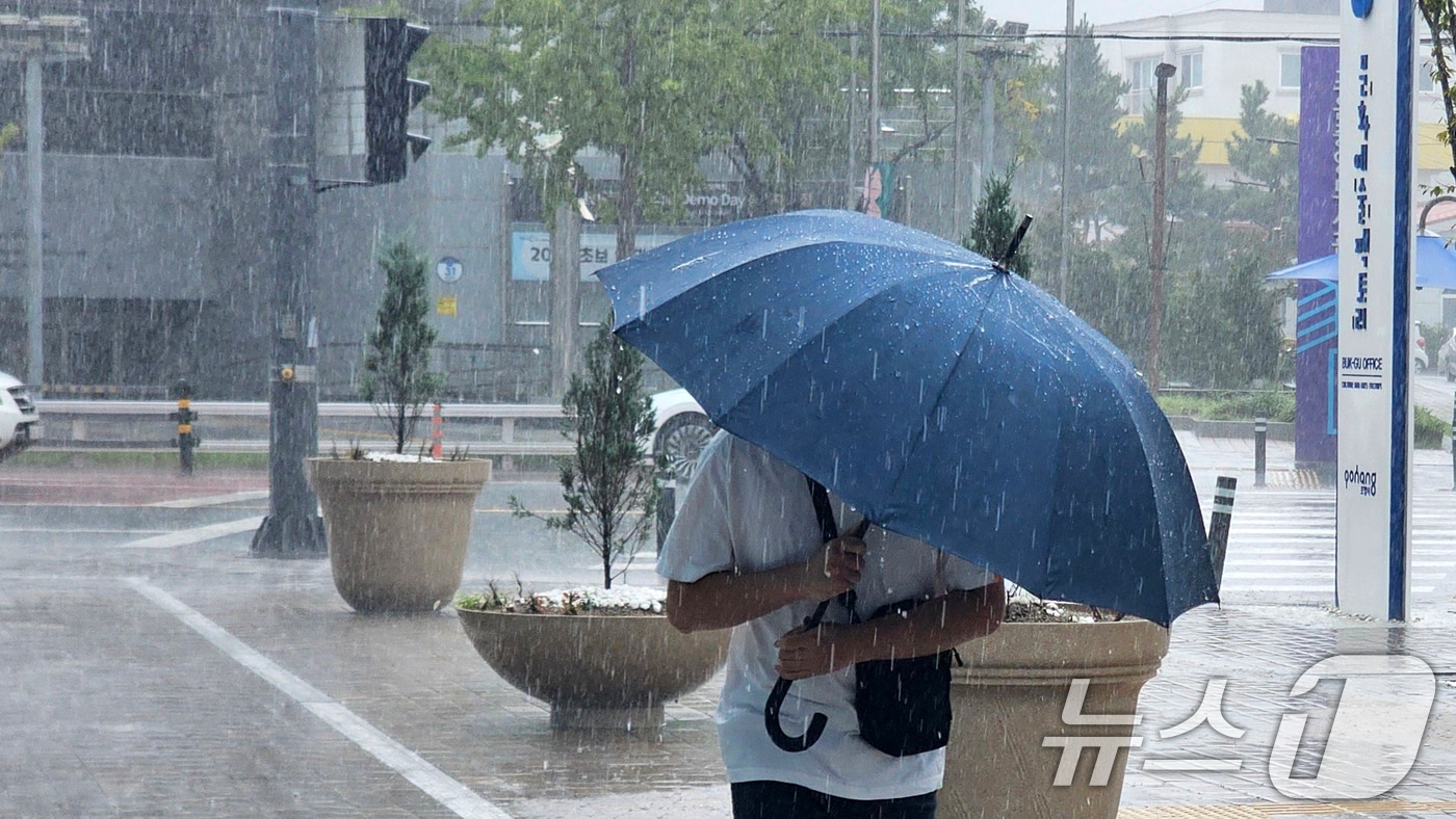 경북 포항시에 호우주의보가 발령된 21일 오후 우산을 쓴 시민이 발걸음을 재촉하고 있다. 2026.8.21 ⓒ 뉴스1 최창호 기자