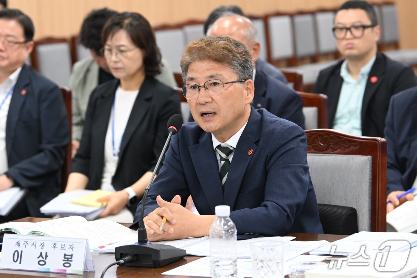 답변하는 이상봉 제주시장 후보자.(제주도의회 제공, 재판매 및 DB 금지)