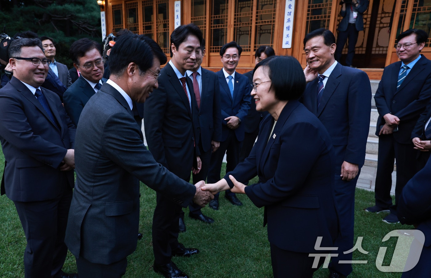 한성숙 국무총리가 21일 오후 서울 종로구 삼청동 국무총리 서울공관에서 열린 주택공급 관련 서울 구청장 간담회에 앞서 구청장들과 만나 악수하고 있다.(자료사진) 2026.8.21 ⓒ 뉴스1 구윤성 기자