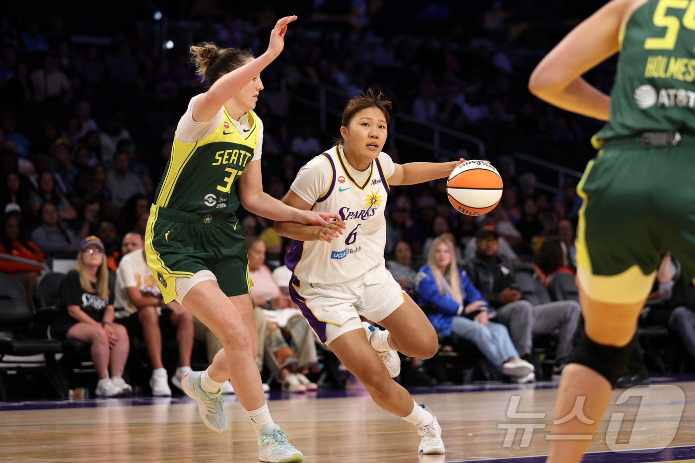 WNBA LA 스파크스 소속 박지현(가운데). ⓒ 로이터=뉴스1