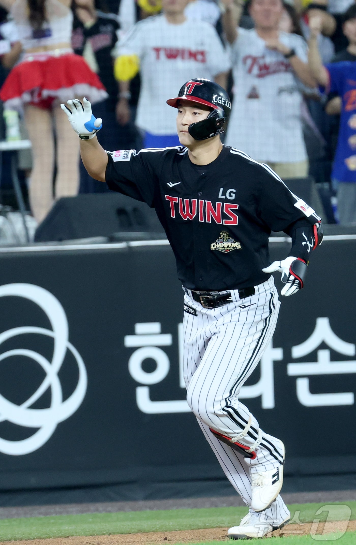 프로야구 LG, 연장 접전 끝 롯데 4-3 제압…3위 탈환 희망 이어가